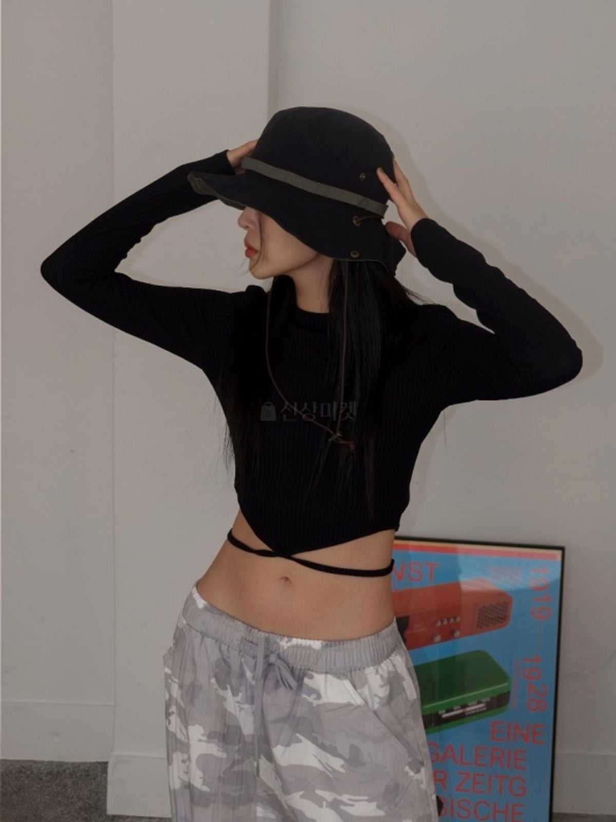 Le Sserafim String Crop Top