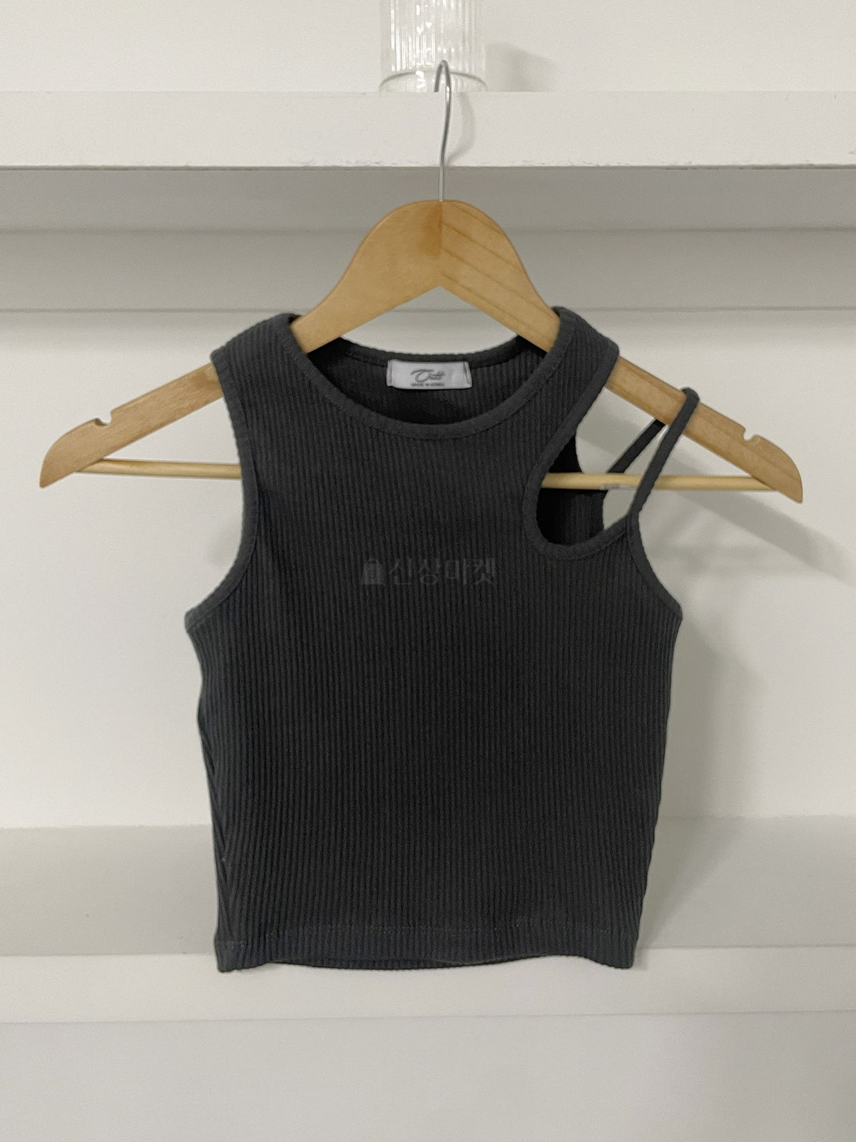Le Sserafim Asymmetrical Open Shoulder Ribbed Crop Top